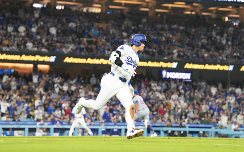 ドジャース対メッツ5回裏ドジャース2死一、二塁、右適時打を放ち、一塁に向かう大谷（撮影・菅敏）