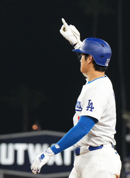 ドジャース対メッツ5回裏ドジャース2死一、二塁、右適時打を放ち、指を突き上げる大谷（撮影・菅敏）