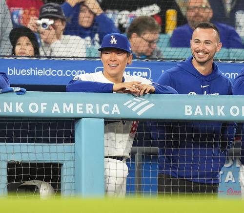 ドジャース対メッツ6回、味方の同点の適時打にベンチで笑顔を見せるドジャース山本（左）（撮影・菅敏）