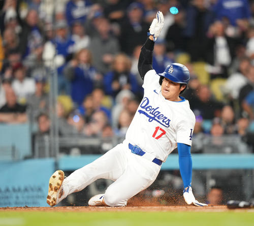 ドジャース対メッツ4回裏ドジャース2死二塁、打者T・ヘルナンデスの適時打で生還する二塁走者大谷＝2024年4月19日