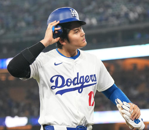 ドジャース対メッツ　メッツの敗れ、厳しい表情で引き揚げるドジャース大谷（撮影・菅敏）