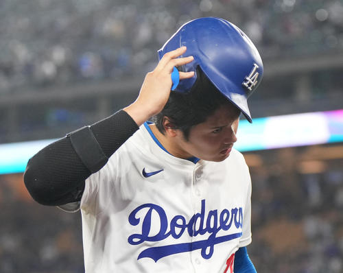 ドジャース対メッツ　メッツの敗れ、厳しい表情で引き揚げるドジャース大谷（撮影・菅敏）