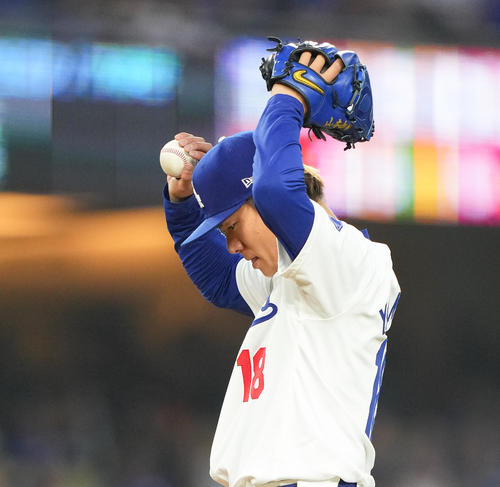 ドジャース対メッツ2回、失点し浮かない表情を見せるドジャース山本（撮影・菅敏）