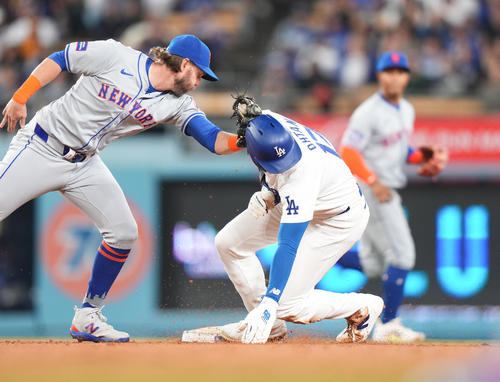 ドジャース対メッツ4回裏ドジャース2死一塁、打者T・ヘルナンデスの時、二塁盗塁を決めるも、頭を豪快にタッチされる一塁走者大谷（撮影・菅敏）