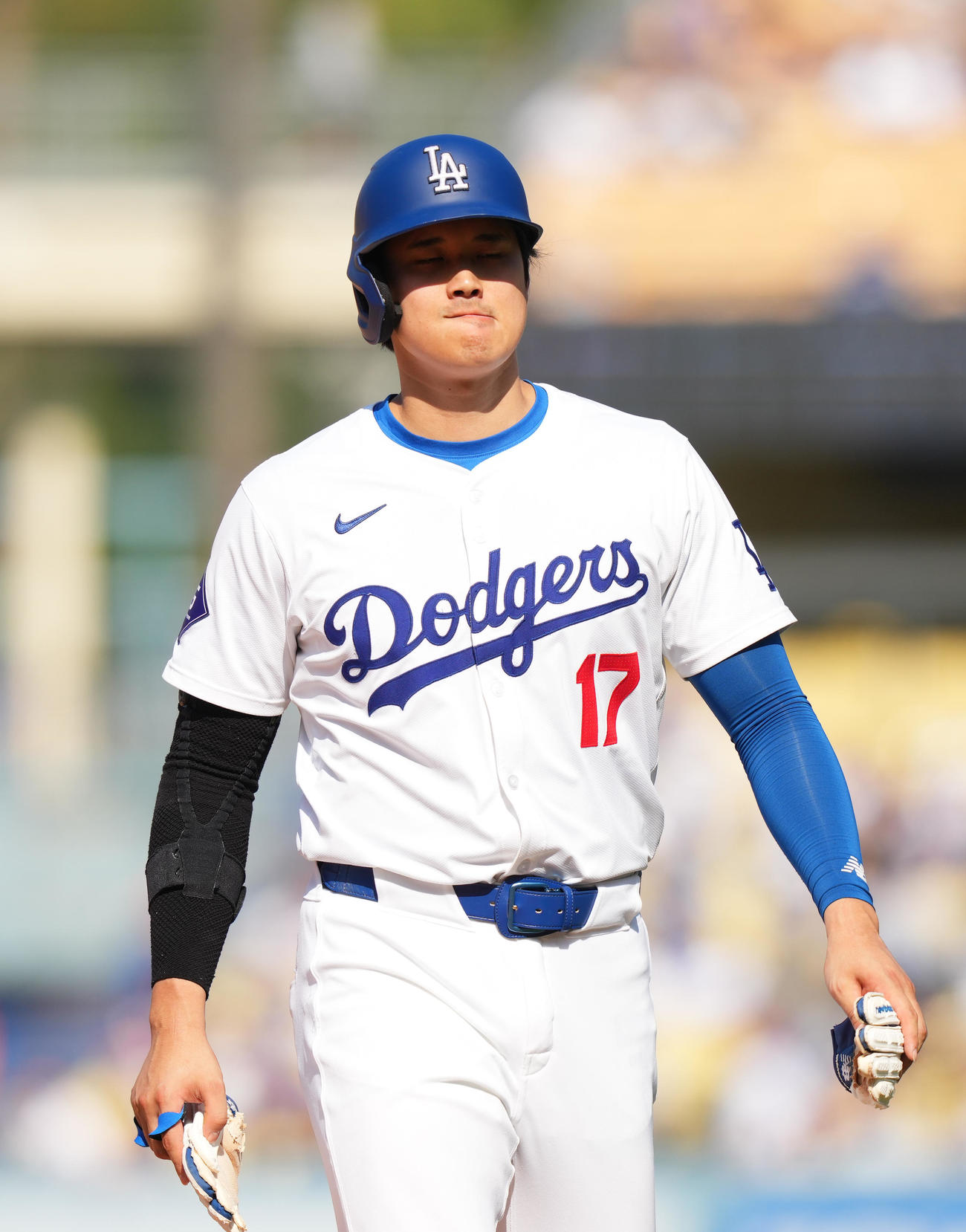 ドジャース対メッツ　8回、二塁残塁に終わり、厳しい表情でベンチに戻る大谷（撮影・菅敏）
