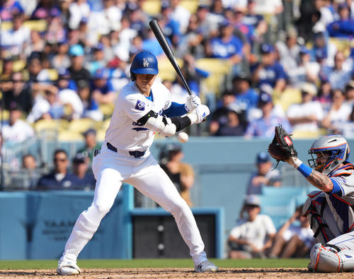 ドジャース対メッツ　8回裏ドジャース1死二塁、四球を選ぶ大谷（撮影・菅敏）