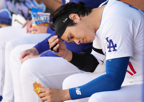 ドジャース対メッツ　ベンチでお菓子を食べるドジャース大谷（撮影・菅敏）