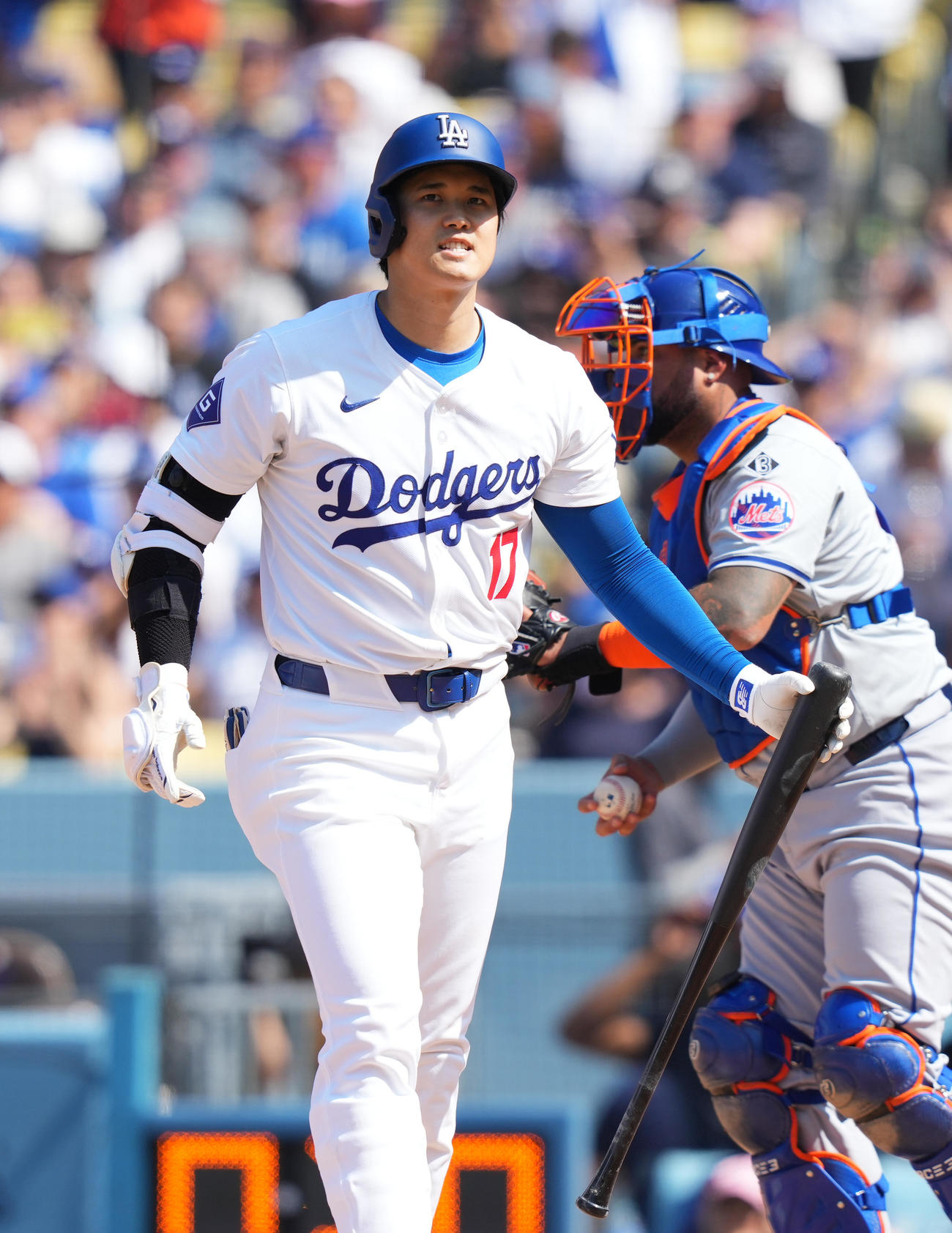 ドジャース対メッツ　回裏ドジャース2死満塁、空振りの三振に倒れベンチに戻る大谷（左）（撮影・菅敏）
