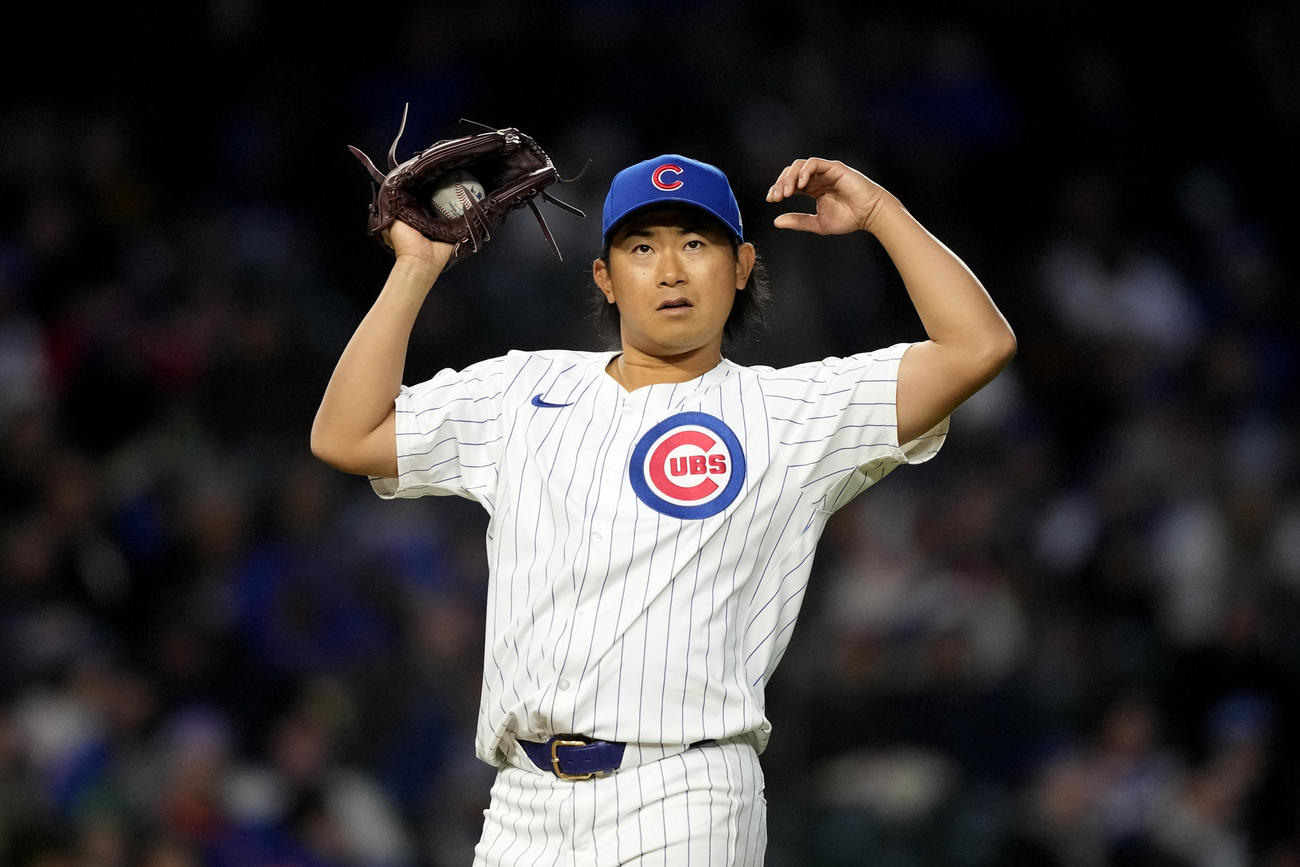 4回、ストレッチするカブス今永（AP）