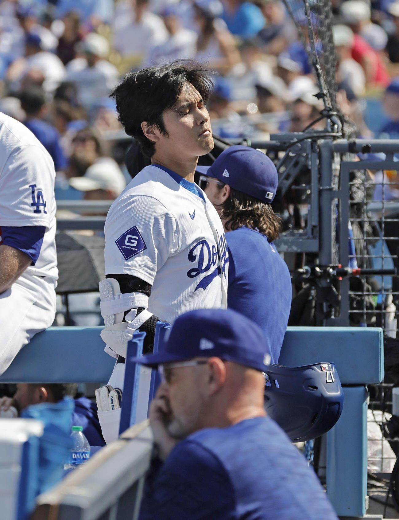 メッツ戦の6回、満塁の好機に空振り三振に倒れ、ベンチに戻ったドジャース大谷（共同）