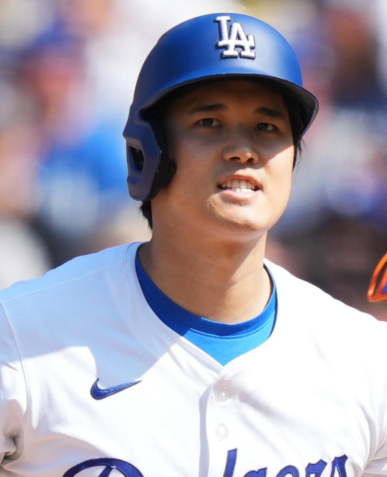 ドジャース対メッツ　回裏ドジャース2死満塁、空振りの三振に倒れベンチに戻る大谷（撮影・菅敏）