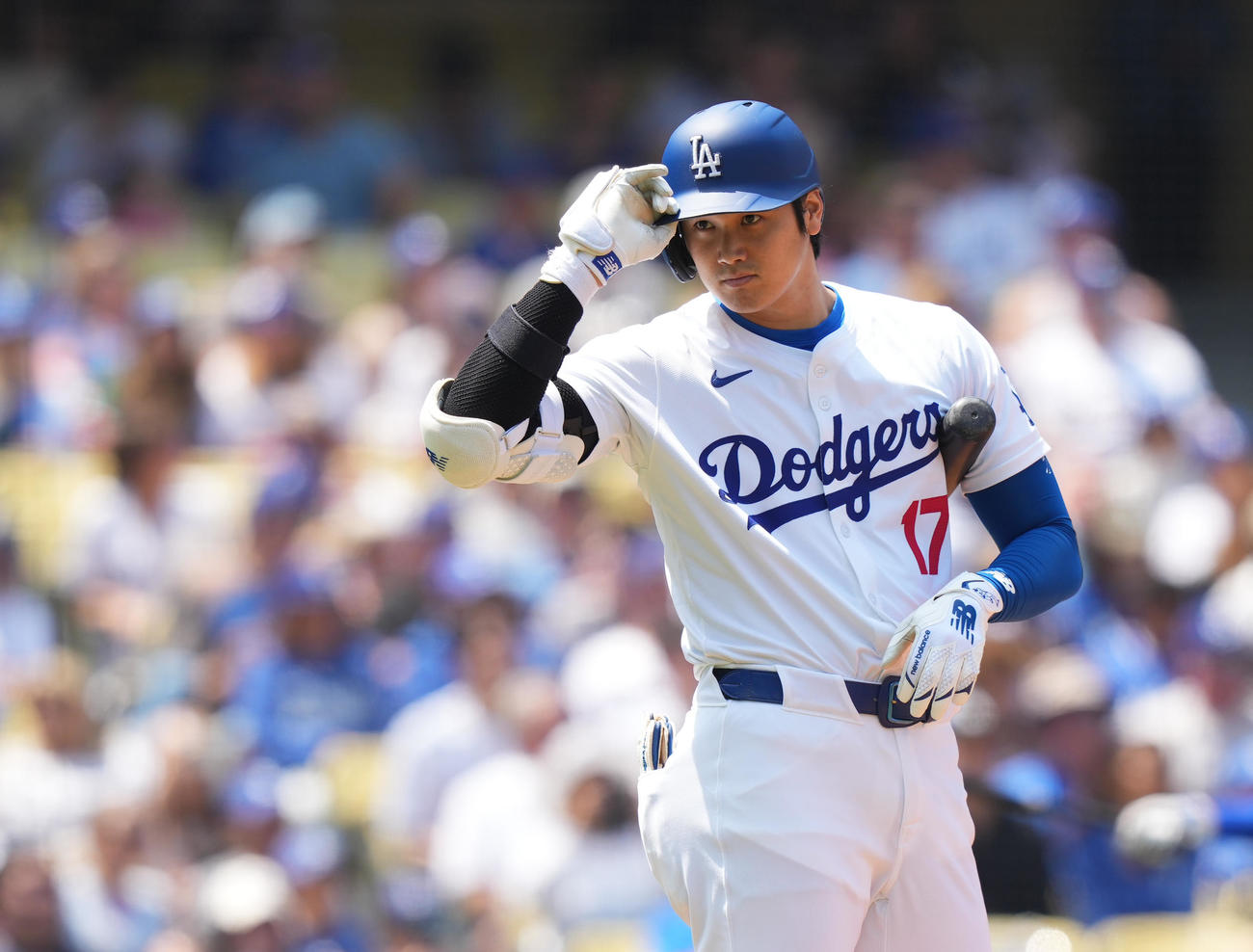 ドジャース対メッツ　1回、打席を前に相手ベンチに向かってあいさつする大谷（撮影・菅敏）