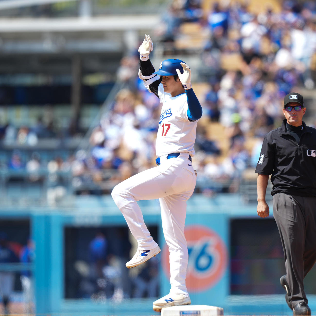 ドジャース対メッツ　5回裏ドジャース無死、右二塁打を放地、ポーズをとる大谷（撮影・菅敏）