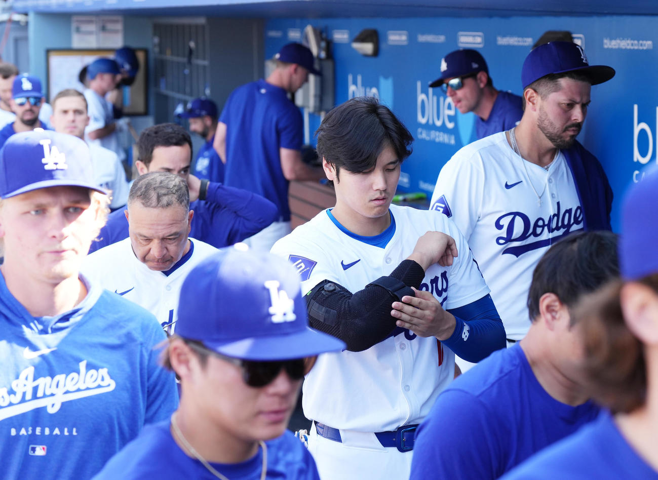 ドジャース対メッツ　メッツに敗れ、引き揚げるドジャース大谷（中央）。手前は山本（撮影・菅敏）
