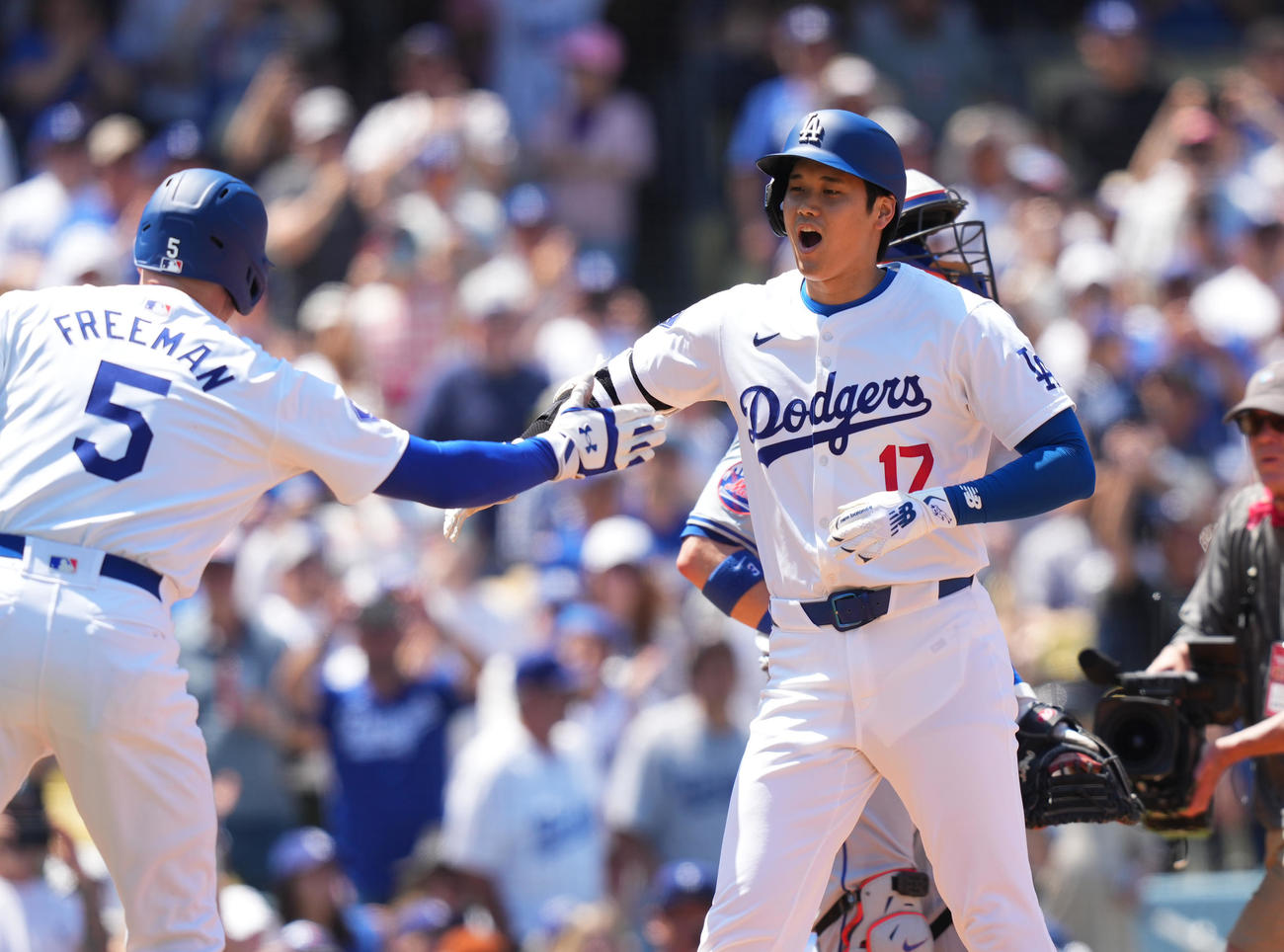 ドジャース対メッツ　3回裏ドジャース1死一塁、右越えに176号2点本塁打を放ち、フリーマン（左）に迎えられる大谷（撮影・菅敏）