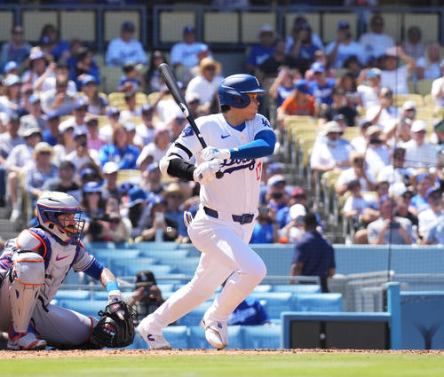 ドジャース対メッツ 5回裏ドジャース無死一、二塁、投手内野安打を放つ大谷(撮影・菅敏)