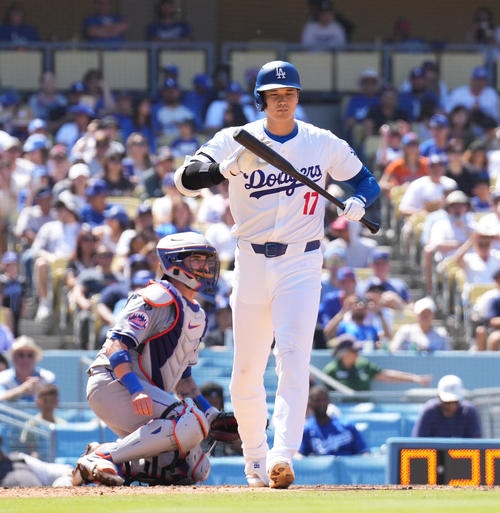 ドジャース対メッツ 6回裏ドジャース1死、四球を選ぶ大谷(撮影・菅敏)