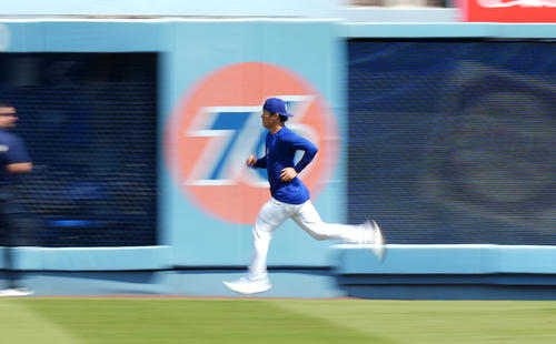 ドジャース対メッツ 試合前、ランニングをするドジャース山本(撮影・菅敏)