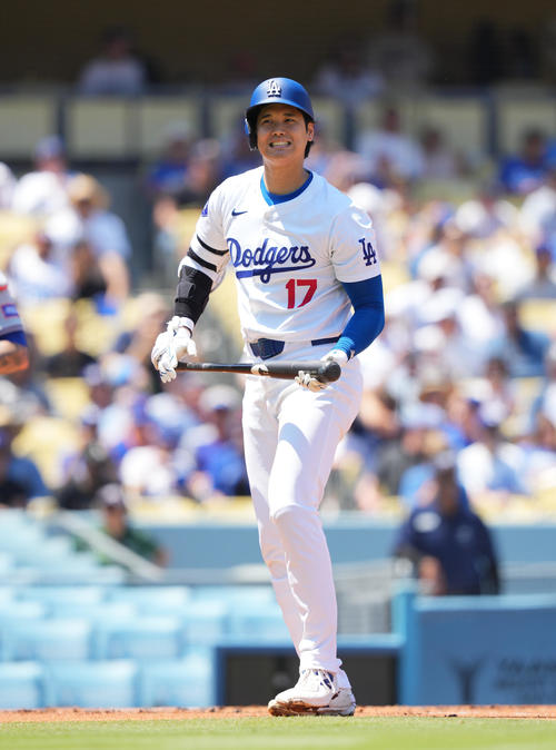 ドジャース対メッツ 1回裏ドジャース1死、ファウルに放った打球を見つめる大谷(撮影・菅敏)