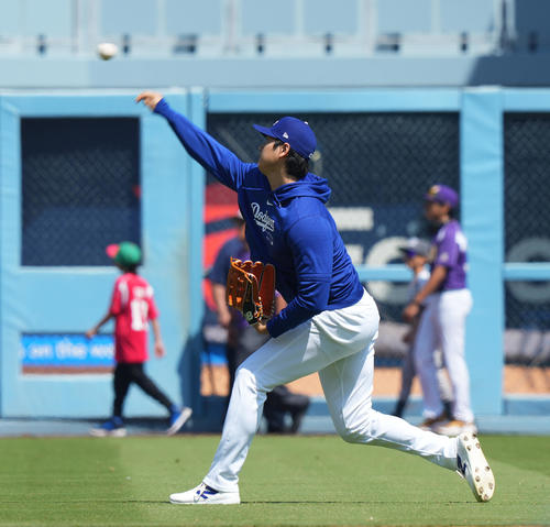 ドジャース対メッツ 試合前、キャッチボールをするドジャース大谷(撮影・菅敏)