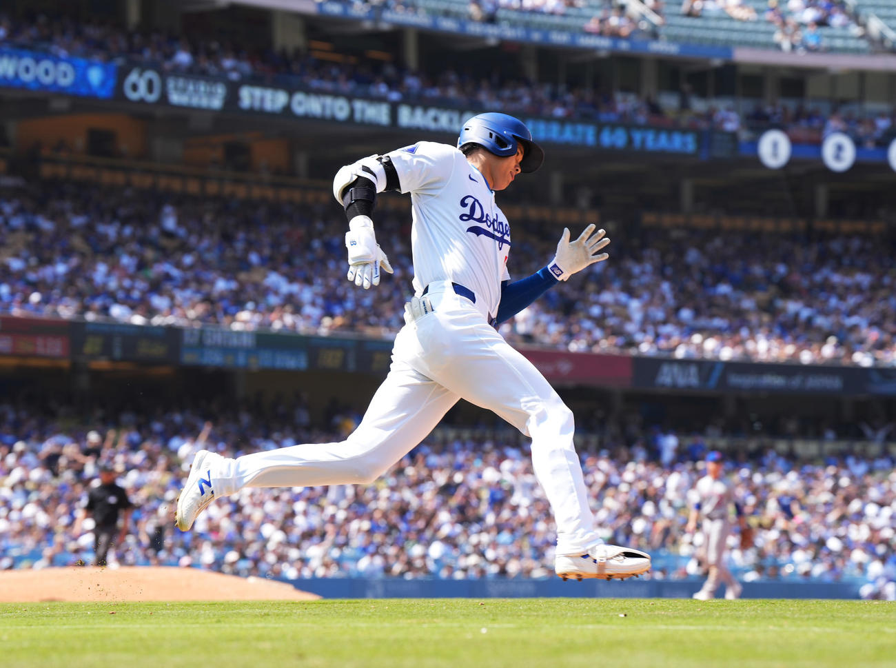 ドジャース対メッツ　5回裏ドジャース無死、右翼へエンタイトル二塁打を放ち、一塁を駆け回る大谷（撮影・菅敏）