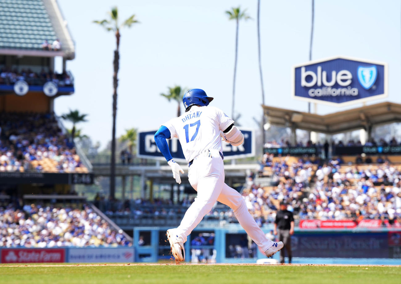 ドジャース対メッツ　5回裏ドジャース無死、右翼へエンタイトル二塁打を放ち、二塁へ駆ける大谷（撮影・菅敏）