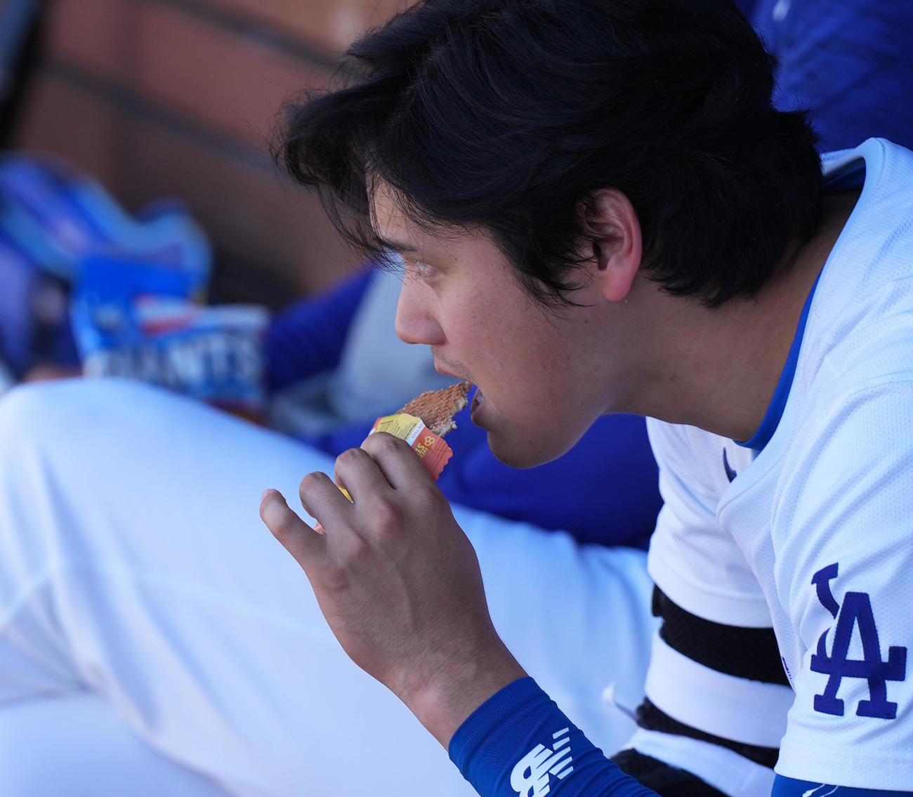 ドジャース対メッツ　ベンチでお菓子を食べるドジャース大谷（撮影・菅敏）