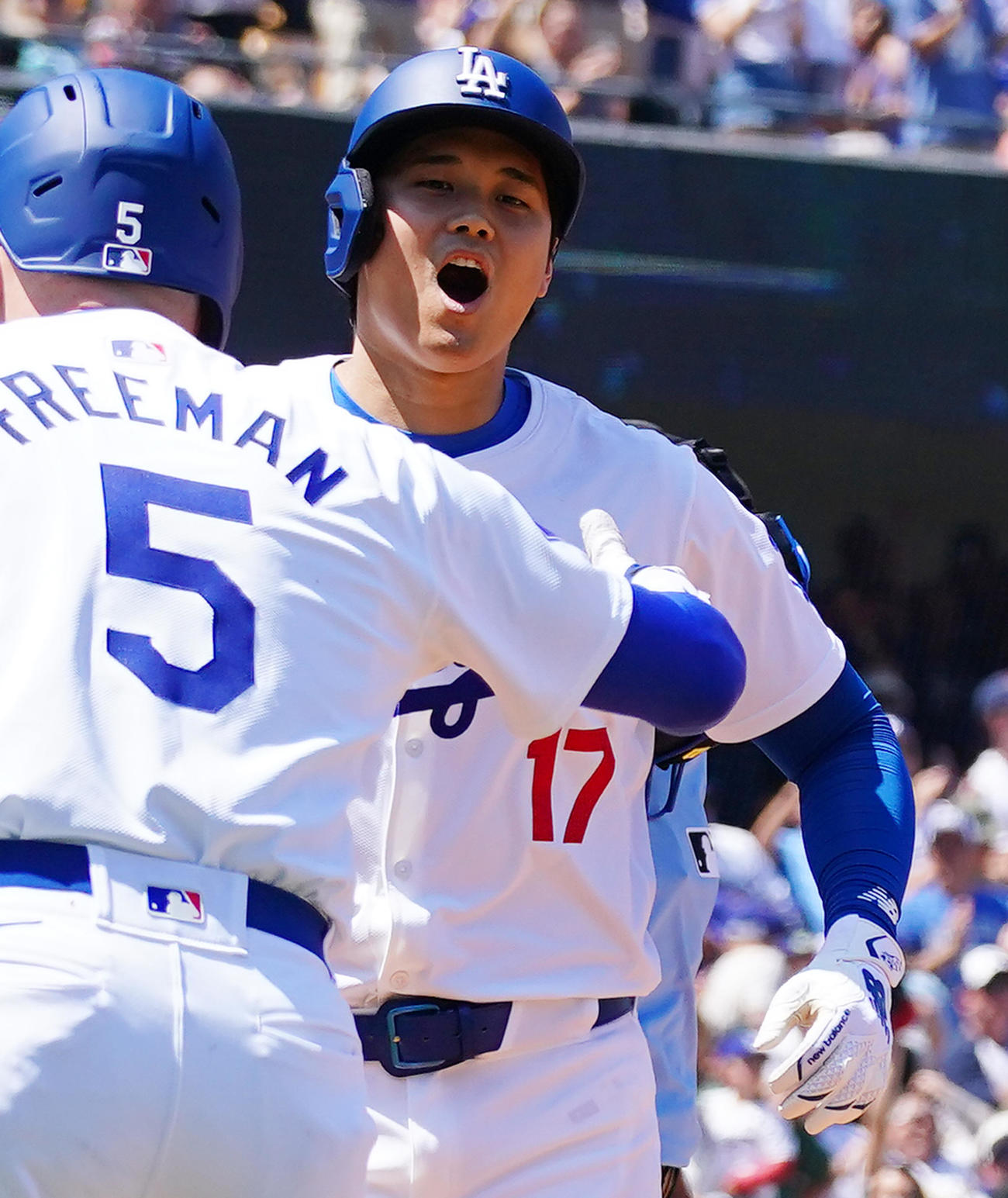 ドジャース対メッツ　3回裏ドジャース1死一塁、右越えにメジャー通算176号2点本塁打を放ち、フリーマン（左）に迎えられる大谷（撮影・菅敏）