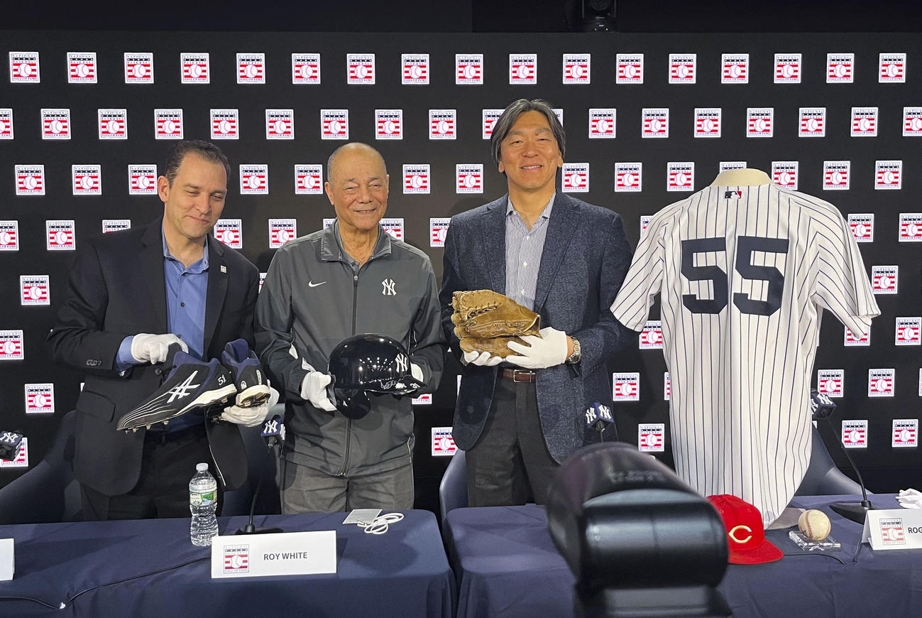 ロイ・ホワイトさん（中央）らと記念写真に納まる松井秀喜さん（右）＝21日、米ニューヨーク（共同）