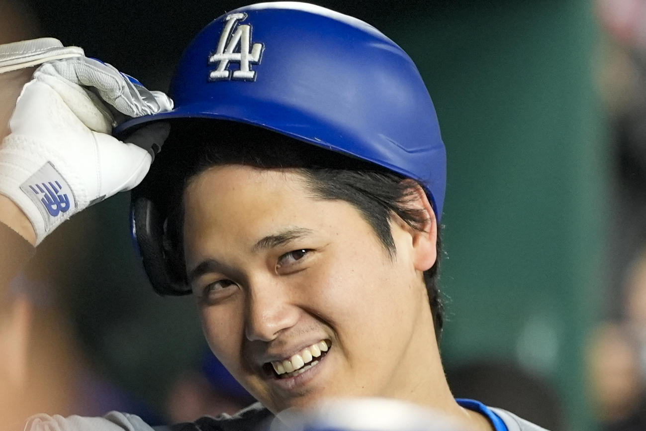 9回、6号ソロを放ちベンチで笑顔の大谷翔平（AP）