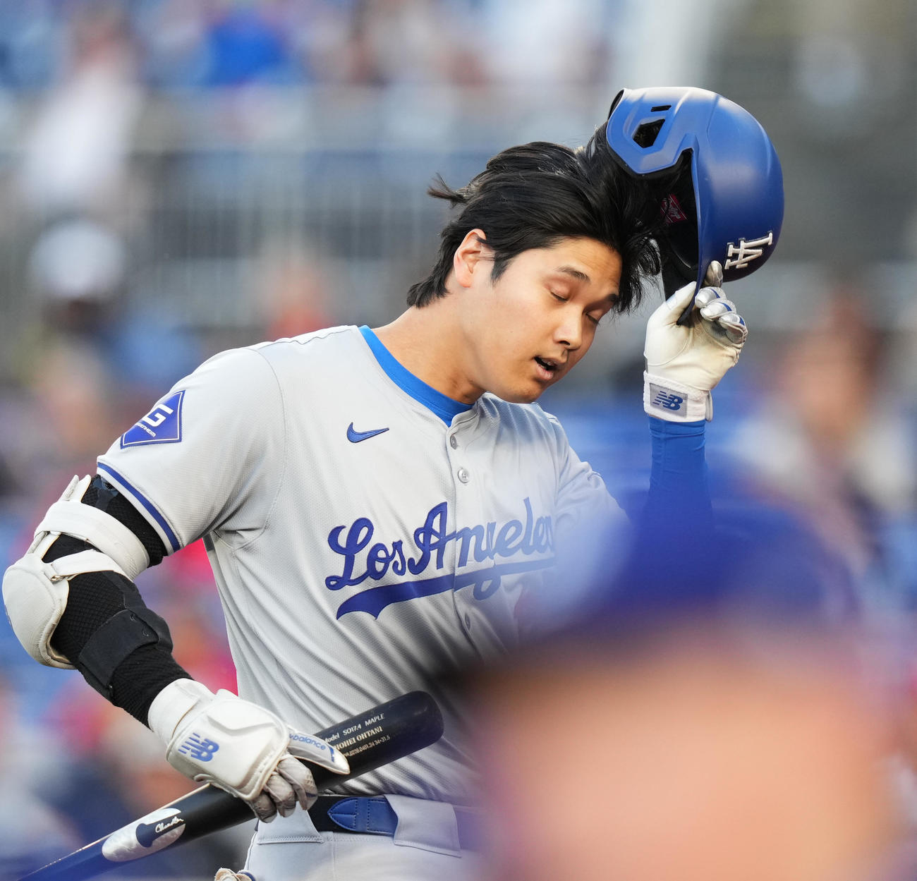 ナショナルズ対ドジャース1回表ドジャース1死、ニゴロに倒れ、ベンチに戻る大谷（撮影・菅敏）