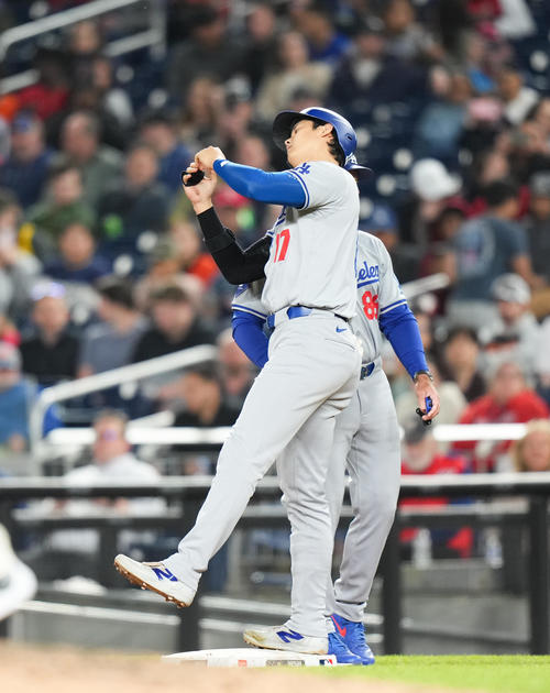 ナショナルズ対ドジャース 7回表ドジャース2死、四球を選び、ポーズをとる大谷(撮影・菅敏)