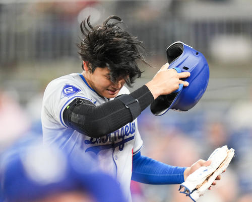 ナショナルズ対ドジャース 7回、三塁残塁に終わり浮かない表情でベンチに戻る大谷(撮影・菅敏)