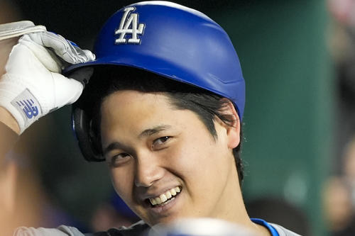 9回、6号ソロを放ちベンチで笑顔の大谷翔平(AP)