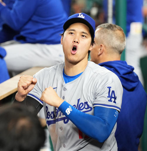 ナショナルズ対ドジャース ナショナルズに勝利し、雄たけびを上げるドジャース大谷(撮影・菅敏)
