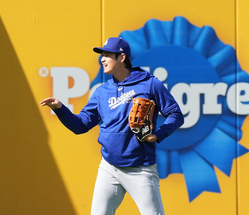 ナショナルズ対ドジャース キャッチボールで調整するドジャース大谷(撮影・菅敏)