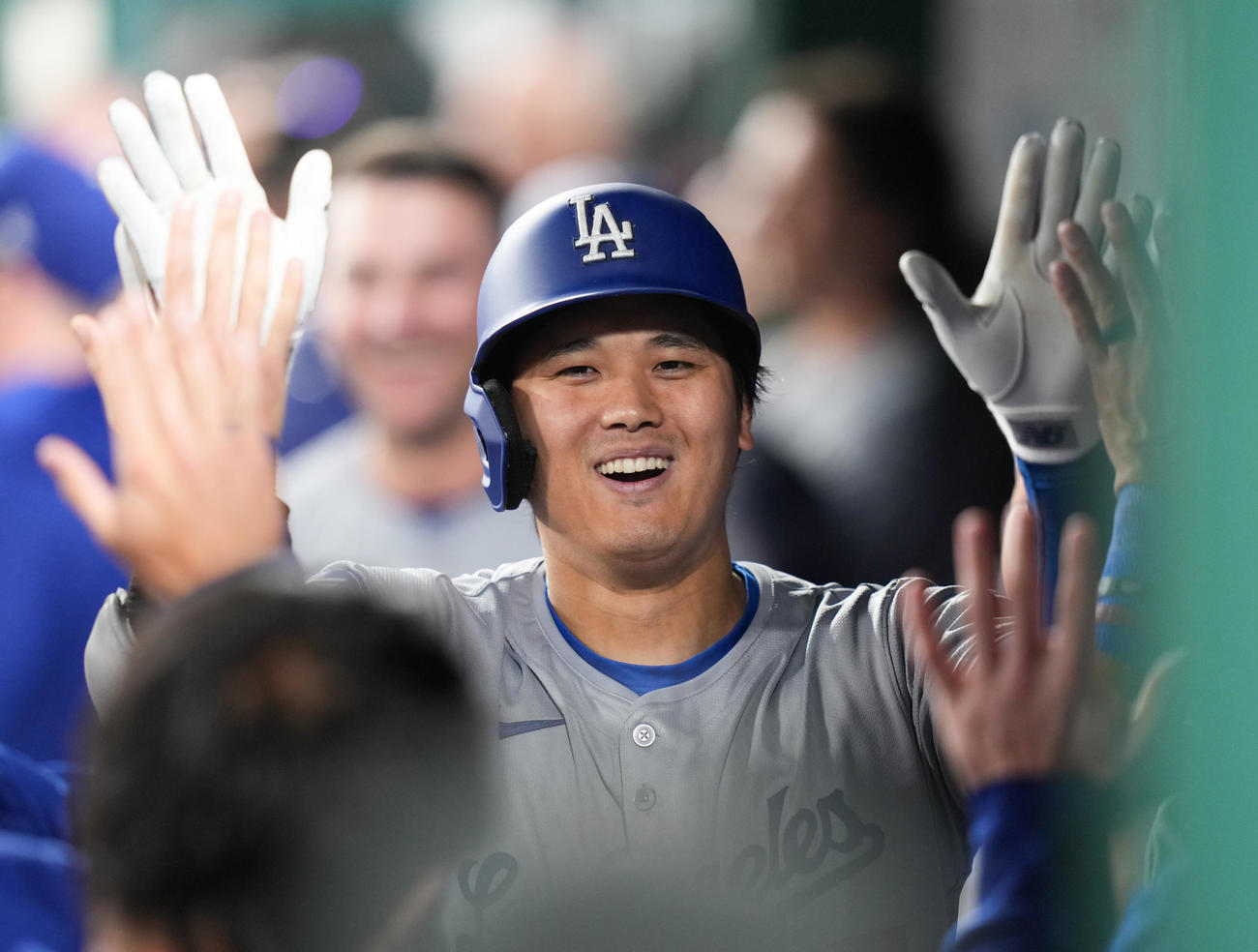 ナショナルズ対ドジャース　9回表ドジャース無死、右越えに6号ソロ本塁打を放ち、ナインに迎えられる大谷（撮影・菅敏）