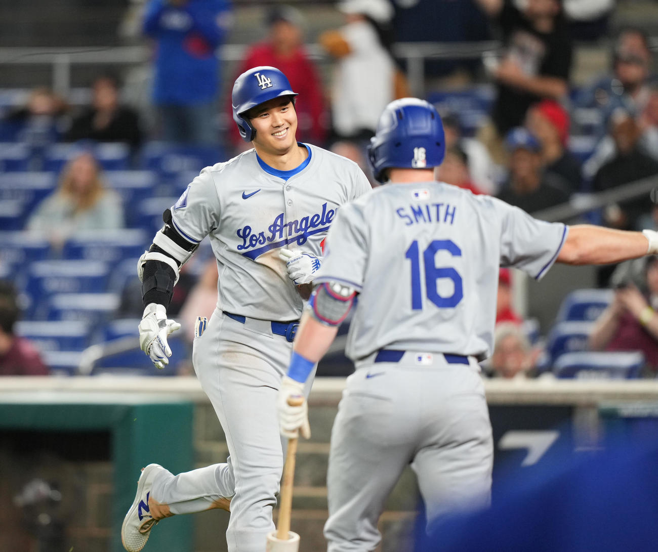 ナショナルズ対ドジャース　9回表ドジャース無死、右越えに6号ソロ本塁打を放ち、スミス（右）に迎えられる大谷（撮影・菅敏）