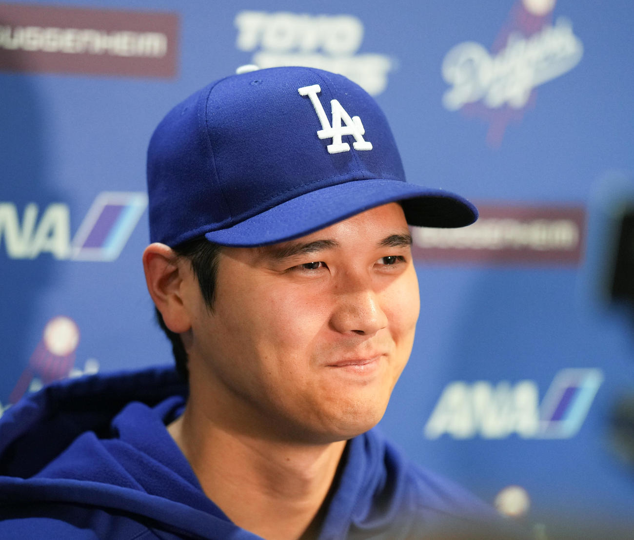 ナショナルズ対ドジャース　試合前、記者の質問に笑顔で答えるドジャース大谷（撮影・菅敏）