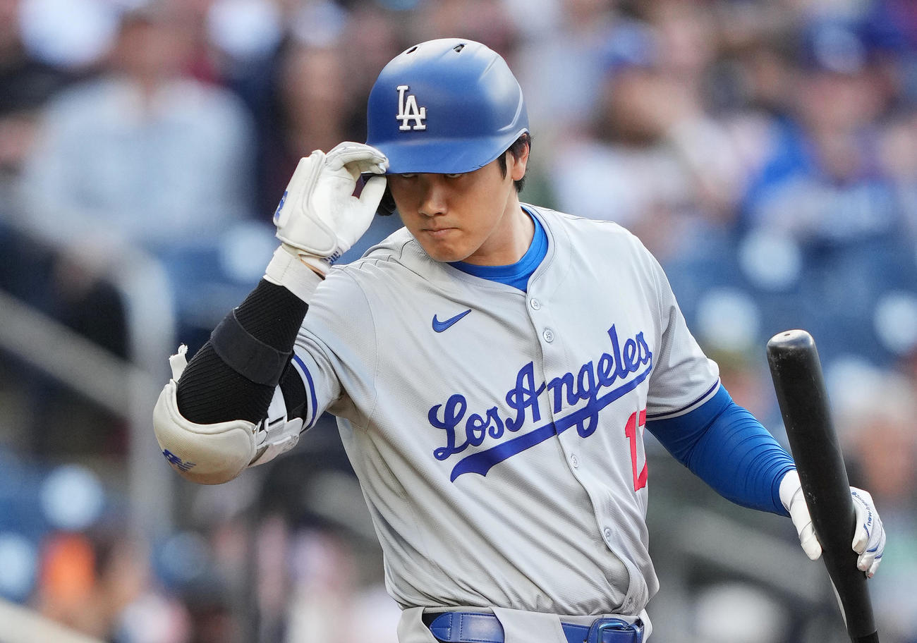 ナショナルズ対ドジャース　1回表ドジャース1死、打席を前に相手ベンチに向かってあいさつする大谷（撮影・菅敏）