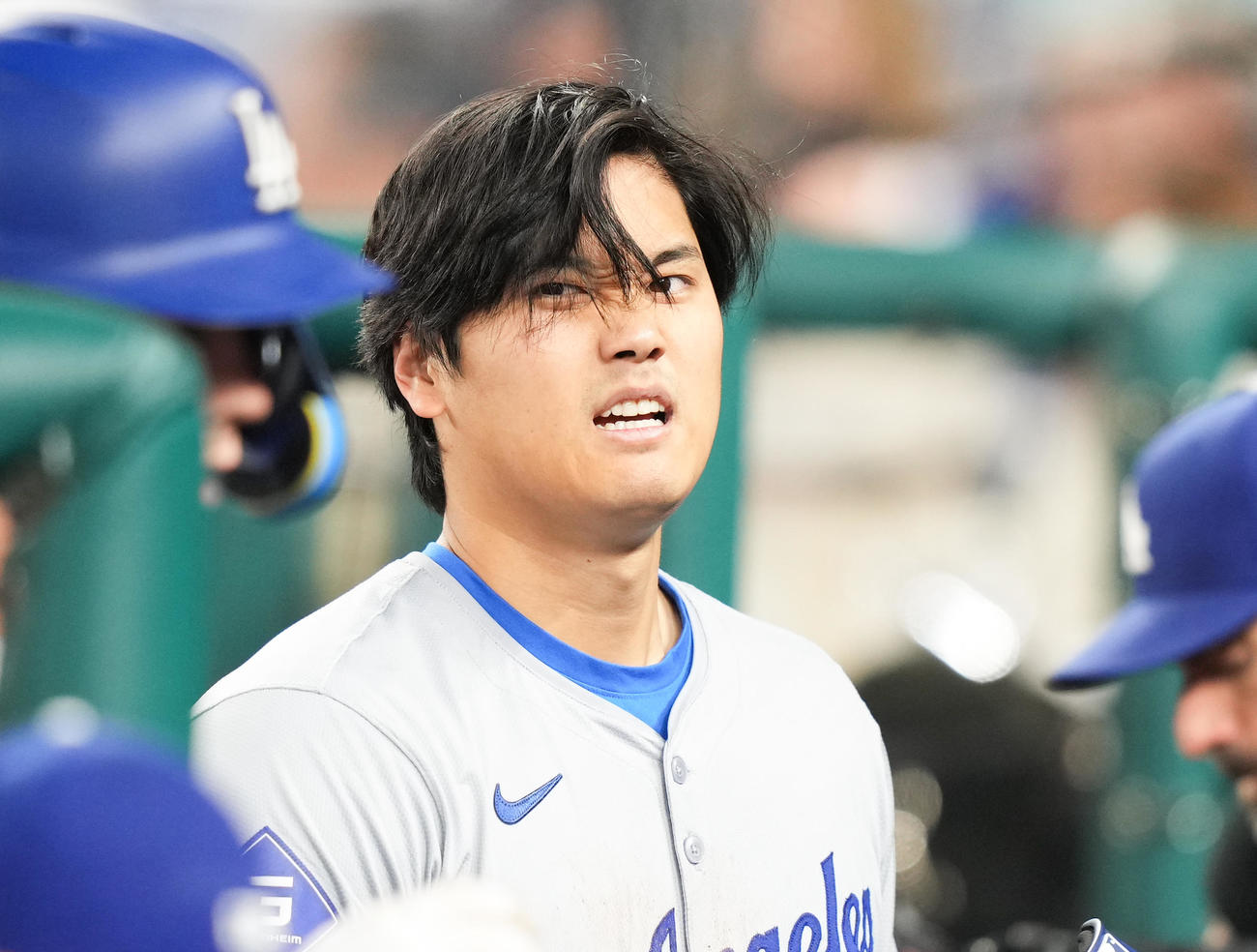 ナショナルズ対ドジャース　7回、三塁残塁に終わり、ベンチで厳しい表情を見せる大谷（撮影・菅敏）