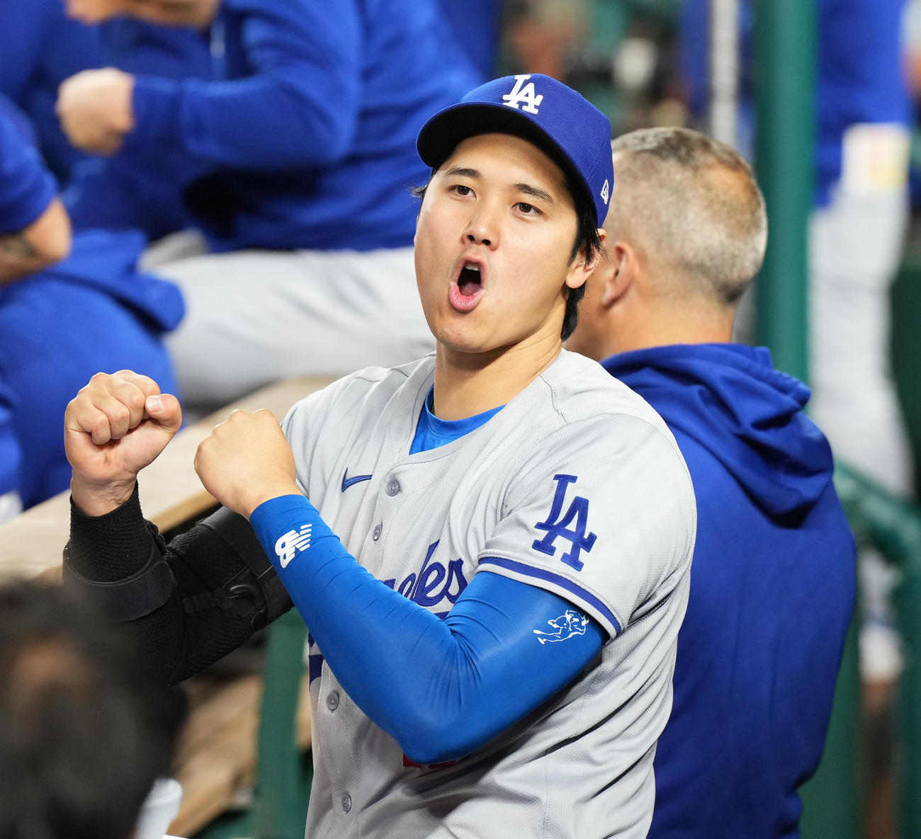 ナショナルズ対ドジャース　ナショナルズに勝利し、雄たけびを上げるドジャース大谷（撮影・菅敏）