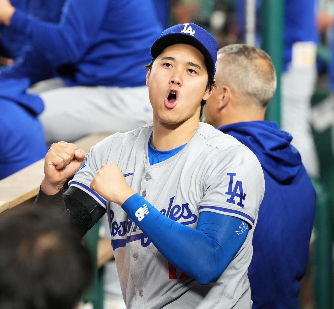 ナショナルズ対ドジャース　ナショナルズに勝利し、雄たけびを上げるドジャース大谷（撮影・菅敏）