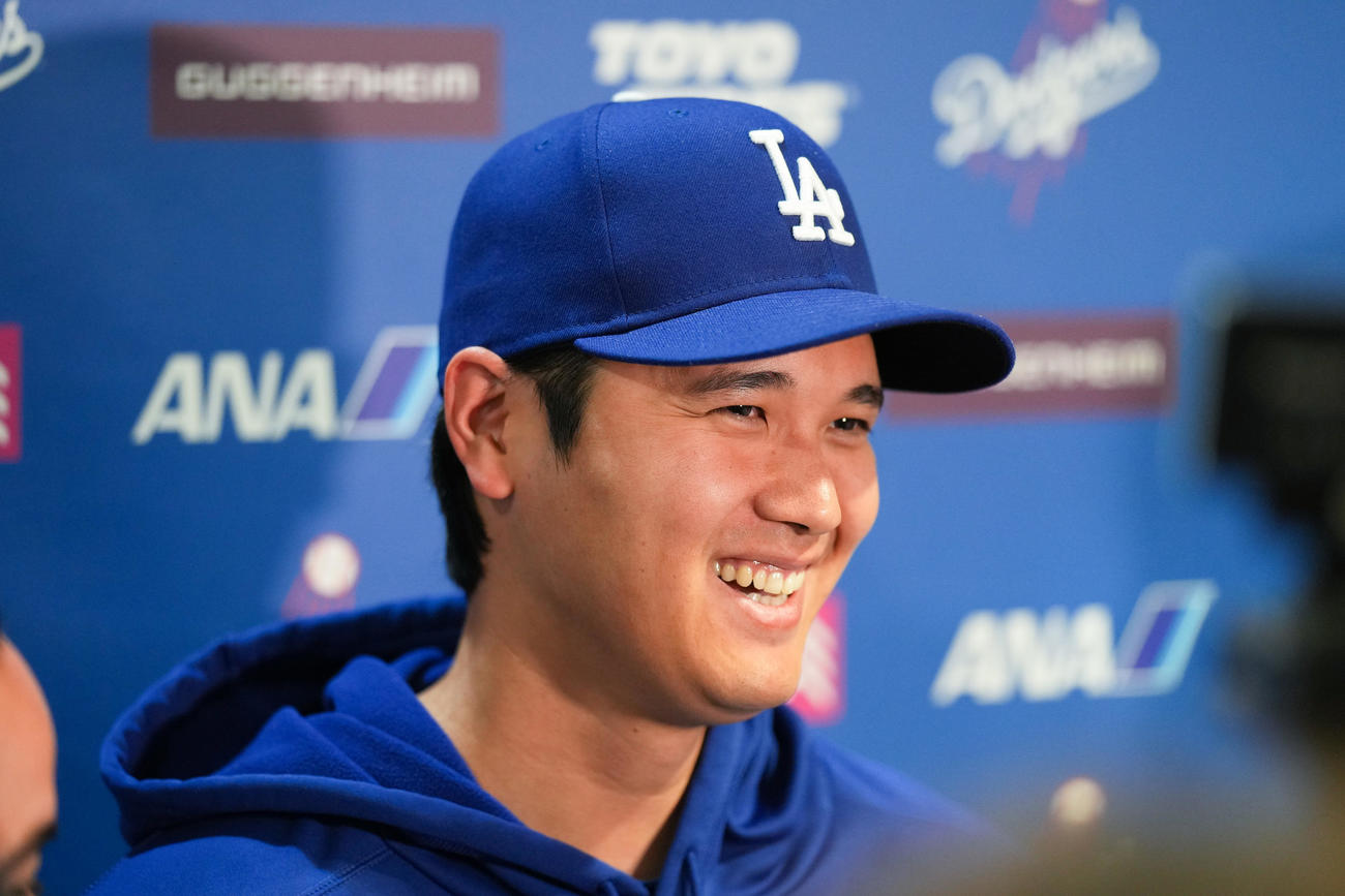ナショナルズ対ドジャース　試合前、記者の質問に笑顔で答えるドジャース大谷（撮影・菅敏）
