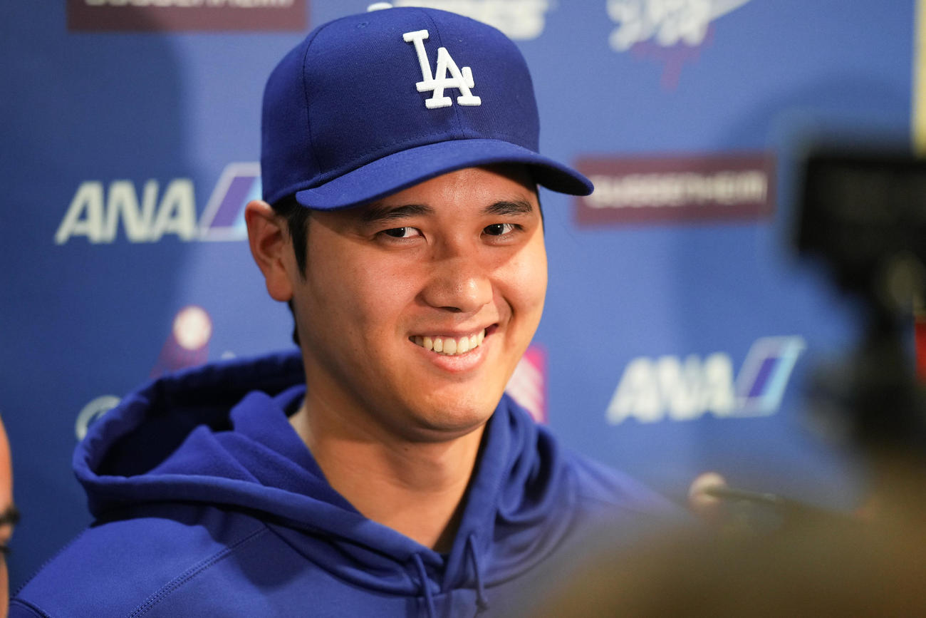 ナショナルズ対ドジャース　試合前、記者の質問に笑顔で答えるドジャース大谷（撮影・菅敏）