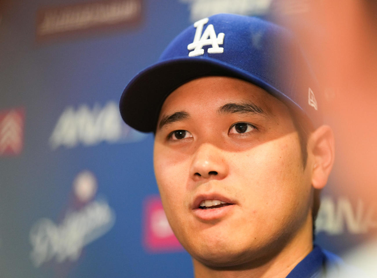 ナショナルズ対ドジャース　試合前、記者の質問に笑顔で答えるドジャース大谷（撮影・菅敏）