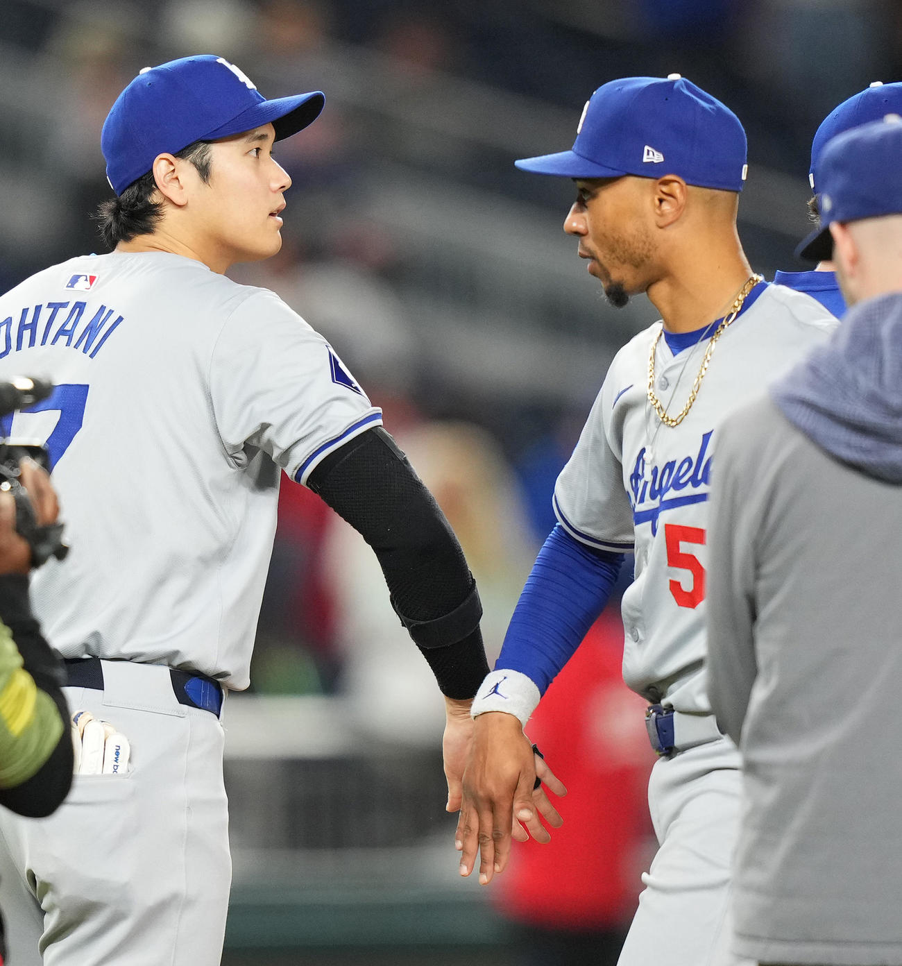 ナショナルズ対ドジャース　ナショナルズに勝利し、ベッツ（右）とタッチをするドジャース大谷（撮影・菅敏）
