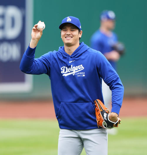 ナショナルズ対ドジャース 試合前、笑顔でキャッチボールをするドジャース大谷(撮影・菅敏)