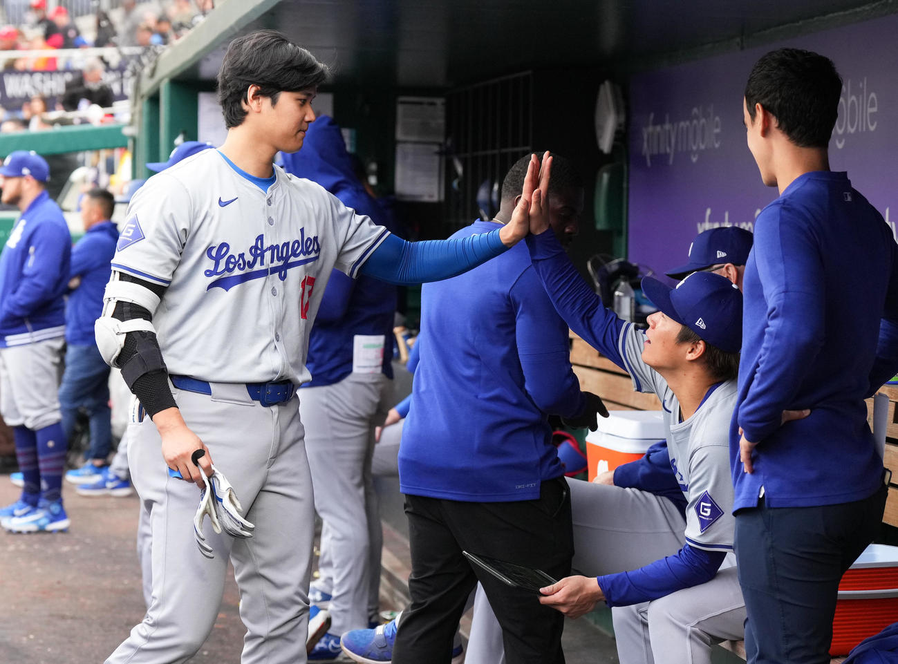 ナショナルズ対ドジャース　6回を投げ4安打無失点に抑えた山本（右から2人目)をタッチで祝福する大谷（撮影・菅敏）