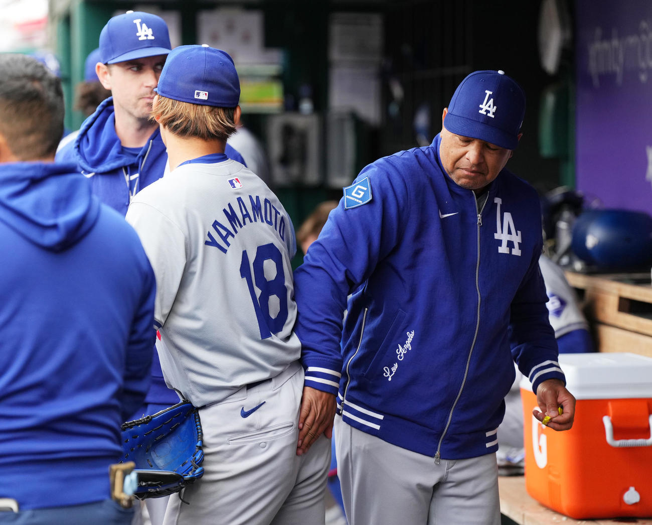ナショナルズ対ドジャース　6回を4安打無失点に抑えたドジャース山本は、ロバーツ監督（右）に手荒い祝福を受けもん絶する（撮影・菅敏）